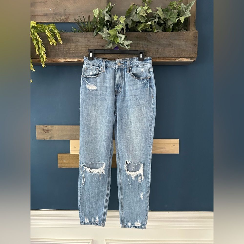 Alter’d State Jeans. Size 26 (4) HR
Whiskering, fading, distressing. EUC